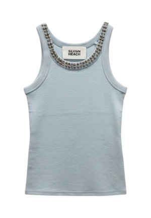 Top azzurro chiaro senza maniche con dettagli in perline d'argento intorno allo scollo e un'etichetta "SILVIAN HEACH" all'interno del colletto.