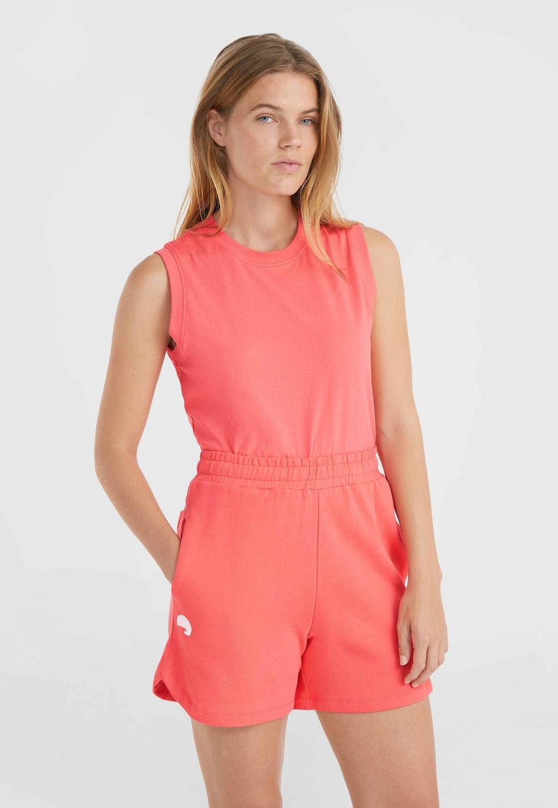 Mouwloze koraalroze jumpsuit van een katoenmix, met een elastische tailleband en zijzakken, voorzien van een witte logo-accent op het been.