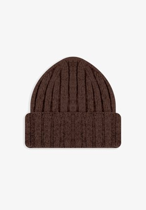 Donkerbruine gebreide beanie met verticale ribbelpatroon en opgerolde rand, tentoongesteld tegen een witte achtergrond.
