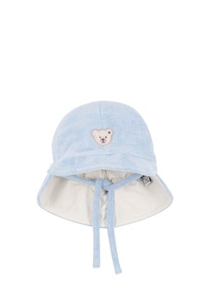 Hellblaues Babyhäubchen mit Kinnriemen, weichem Stoff und kleinem besticktem Teddybär in der Mitte vorne.