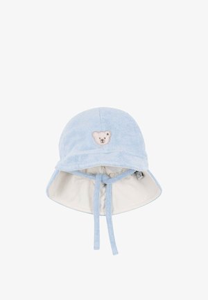 Petit chapeau bleu clair pour bébé avec sangles sous le menton, tissu doux et petit ours en peluche brodé au centre avant.