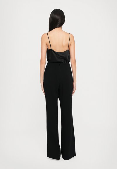 Zwarte jumpsuit met een satijnen, mouwloze top met dunne bandjes en wijde broekspijpen, die een soepele textuur en een getailleerde taille benadrukt.