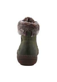 Zelené kožené kotníkové boty s hnědou gumovou podešví a šedým umělým kožišinovým límcem. Obsahují prošívané detaily a poutko na zadní straně.