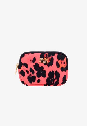 Roze luipaardprint etui met ritssluiting, gouden logo-detail, zwarte accenten en een zachte textuur. Compact ontwerp voor kleine benodigdheden.