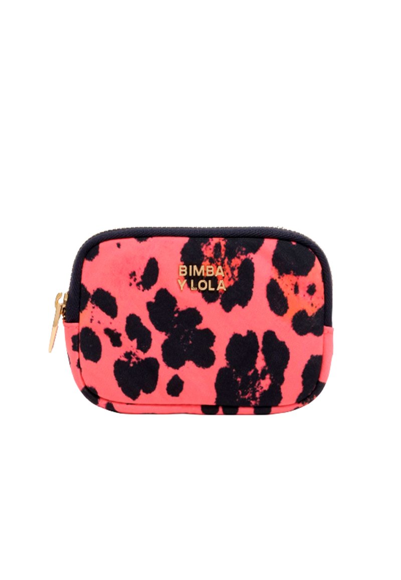 Różowa torba w łaty z motywem lamparta, z zamkiem błyskawicznym, złotym logotypem, czarnymi akcentami i miękką teksturą. Kompaktowy design na drobne niezbędne przedmioty.