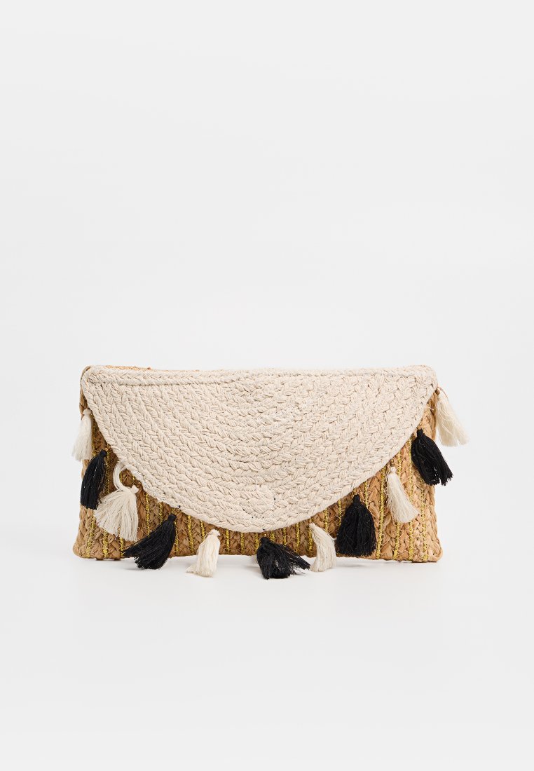 Geweven rieten clutch met een ronde, crèmekleurige, gevlochten flap en kleurrijke franjes met zwart-witte accenten aan de zijkanten.