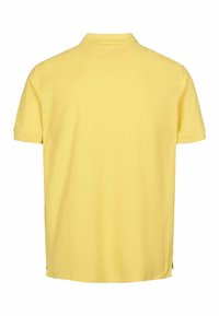 Žlutá polo triko s krátkými rukávy a límečkem, s hladkým povrchem a bočními rozparky na spodním lemu.