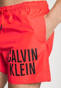 Calvin Klein Swimwear MEDIUM DRAWSTRING - Shorts da mare - bright vermillion