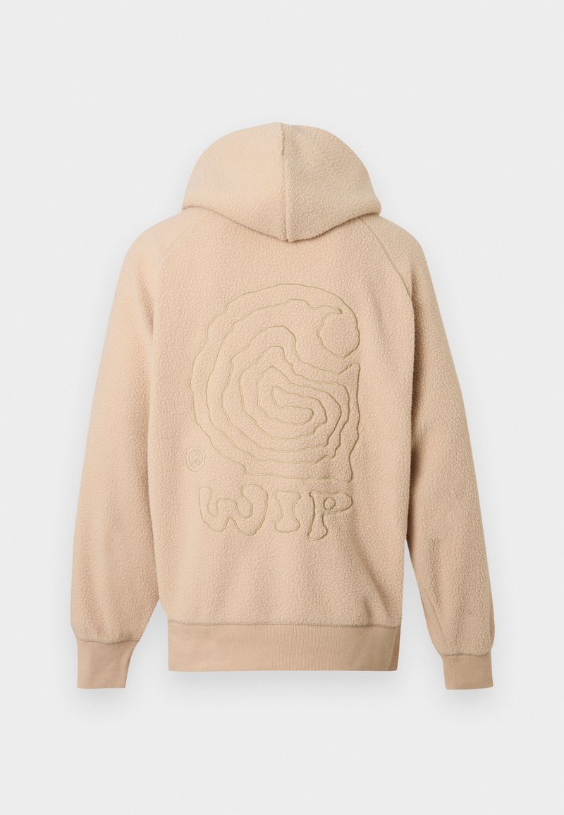 Beige huvtröja av texturerad fleece. Har en präglad logotypdesign i en ljusare nyans på baksidan. Ribbad mudd och nederkant.