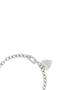 Bracelet chaîne en métal argenté avec des maillons ovales et rectangulaires, orné d'un pendentif triangulaire gravé de texte.