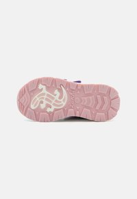 Suola di sneakers viola e bianca con una base in gomma rosa texture. Presenta un design a lucertola e scritte di marca in bianco.