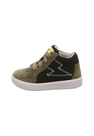 Grüne und schwarze Wildleder-Sneaker mit weißer Gummisohle, die gelbe Akzente und eine Zickzack-Steppnaht an der Seite aufweisen.