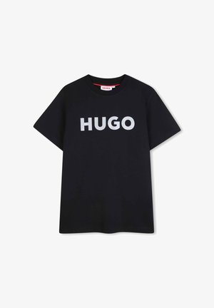 Zwart T-shirt met korte mouwen en witte tekst "HUGO" centraal op de borst, ronde hals, weergegeven op een witte achtergrond.
