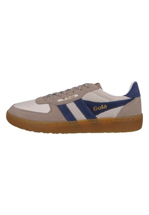 Lav top sneakersko i casual stil med beige ruskind og hvid mesh overdel, marineblå striber, tanfarvet gummisål og "Gola"-branding på siden og snørebåndsområdet.