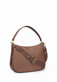 Bruine leren handtas met een gebogen vorm, voorzien van een gestructureerd handvat, verstelbare riem, gouden metalen accenten en een ritssluiting.