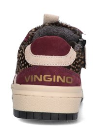 Zapatilla con un talón de gamuza burdeos, parte superior de piel sintética manchada, acentos beige y suela de goma texturizada. "VINGINO" está estampado en dorado en el costado.