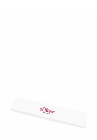 Scatola rettangolare bianca con una finitura lucida. Presenta un logo rosso "s.Oliver" insieme al testo "FASHION FOR LIFE" in un carattere moderno.