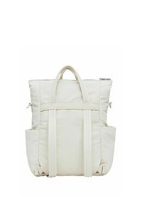 Mochila de tela beige claro con dos bolsillos laterales, asas en la parte superior y costuras verticales. Cuenta con un cierre de cremallera y un diseño minimalista.