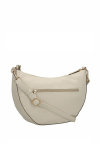Bolso cruzado de cuero sintético beige con forma curva, bolsillo con cremallera en el frente y correa ajustable con detalles en dorado.