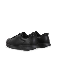 Sneakers neri in pelle con una finitura liscia, punta arrotondata, accenti testurizzati e una suola flessibile. I lacci si estendono fino a metà della tomaia.