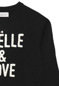 Maglione nero a maglia con testo ricamato bianco che recita "BELLE & LOVE." Collo rotondo e polsini a coste. Tessuto morbido.