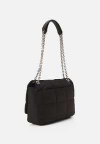 Černá prošívaná kabelka obdélníkového tvaru, s řetízkem na nošení a hladkým povrchem. Povrch má mřížkovaný vzor.