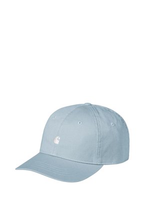 Gorra de béisbol de seis paneles en azul claro con visera curva y pequeño logo blanco en el lado delantero izquierdo.