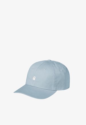 Gorra de béisbol de seis paneles en azul claro con visera curva y pequeño logo blanco en el lado delantero izquierdo.