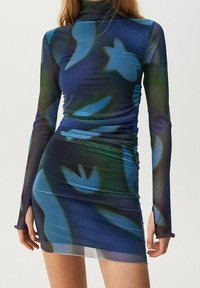 Robe courte à manches longues en tissu bleu transparent ornée de motifs floraux abstraits, fronces sur les côtés et col montant.