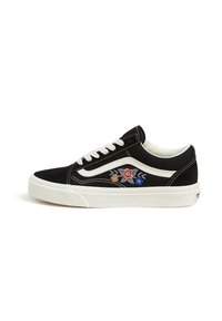 Schwarze Sneakers im Low-Top-Stil mit weißer Sohle, weißem Seitenstreifen, Schnürsenkeln und buntem, gesticktem Blumendesign auf dem Seitenpanel.