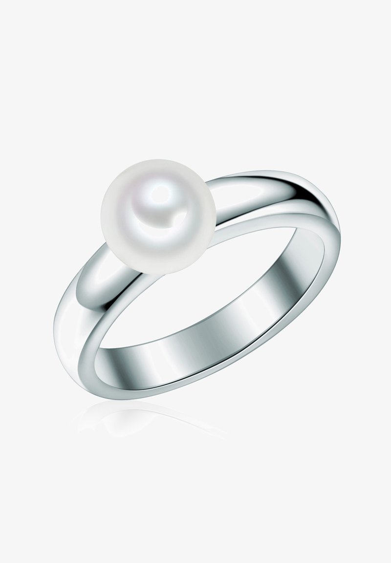 Egy ezüst gyűrű, amelyen egyetlen kerek fehérgyöngy van a tetején, fehér háttér előtt, enyhe tükröződéssel.