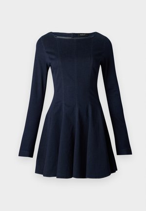 Granatowa dżinsowa sukienka z długim rękawem, o dopasowanej górze i rozkloszowanej spódnicy, z subtelnymi detalami szwów oraz okrągłym dekoltem.