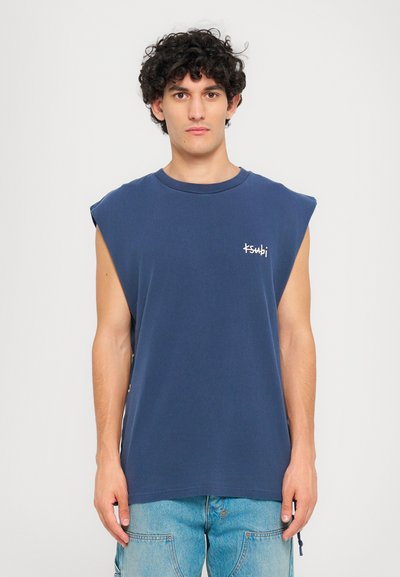 Marineblå ærmeløs T-shirt i bomuldsstof med rund hals og sideslids. Har hvid "ksubi" logo på brystet.