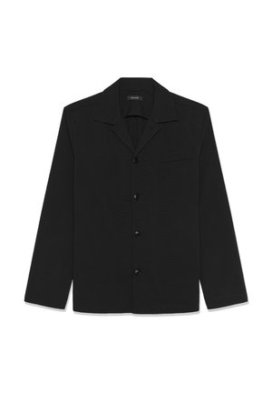 Čierna košeľa s dlhým rukávom, výstrihom s výstrihom do V, predným vreckom a zapínaním na šesť gombíkov. Vyrobená z hladkej látky s jemnou textúrou.