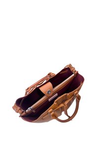 Borsa a mano in pelle marrone chiaro con esterno texture, ampio interno, fodera rossa, scomparto con zip e doppi manici per il trasporto.
