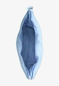 Ljust blå zip-påse gjord av mjukt tyg. Har en slät yta med en sömlös insida och en polerad dragkedjedetalj.