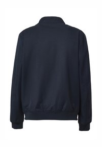 Giacca blu navy realizzata in tessuto morbido, con colletto rialzato, spalle a taglio e polsini ed orlo elastici. Design pulito e minimalista.