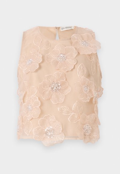 Haut brodé de fleurs en tissu doux pêche, présentant des fleurs en 3D avec des centres perlés et une fermeture à dos en trou de serrure. Texture lisse.