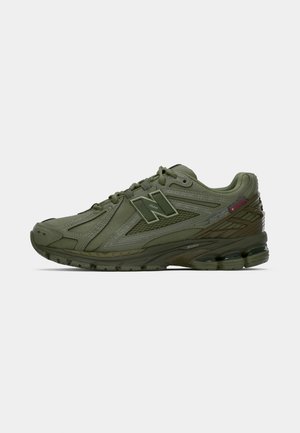 Olivgrüner Sportschuh mit Obermaterial aus Mesh und Synthetik, gepolsterter Sohle, Schnürdesign und Markenlogo an der Seite.
