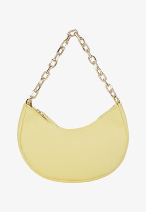 Żółta skórzana torebka o wygiętym, półksiężycowatym kształcie. Posiada złoty łańcuszek oraz zamek błyskawiczny. Gładka tekstura z minimalnym przeszyciem.