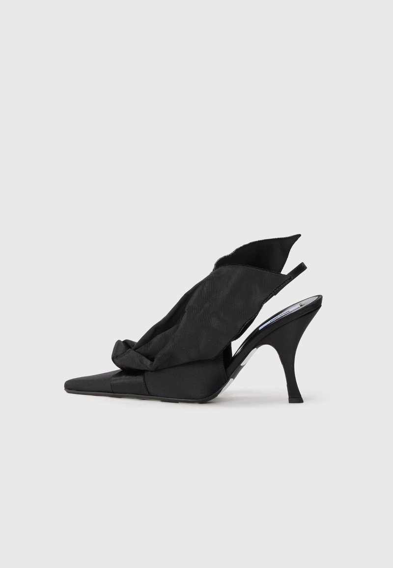 Sapato preto de salto alto tipo slingback com bico fino, apresentando uma suave sobreposição de tecido drapeado e um salto curvado e esbelto.