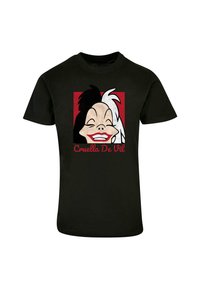 Must välja musta puuvillase t-särgi, millel on valge, musta ja punasega kujutis Cruella De Vili näost. Allpool on tekst "Cruella De Vil."