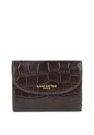 Portefeuille en cuir marron foncé avec texture crocodile et logo doré "Lancaster Paris" sur le rabat avant, rectangulaire avec bords cousus.