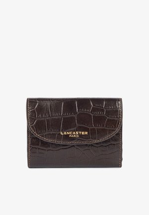 Portefeuille en cuir marron foncé avec texture crocodile et logo doré "Lancaster Paris" sur le rabat avant, rectangulaire avec bords cousus.