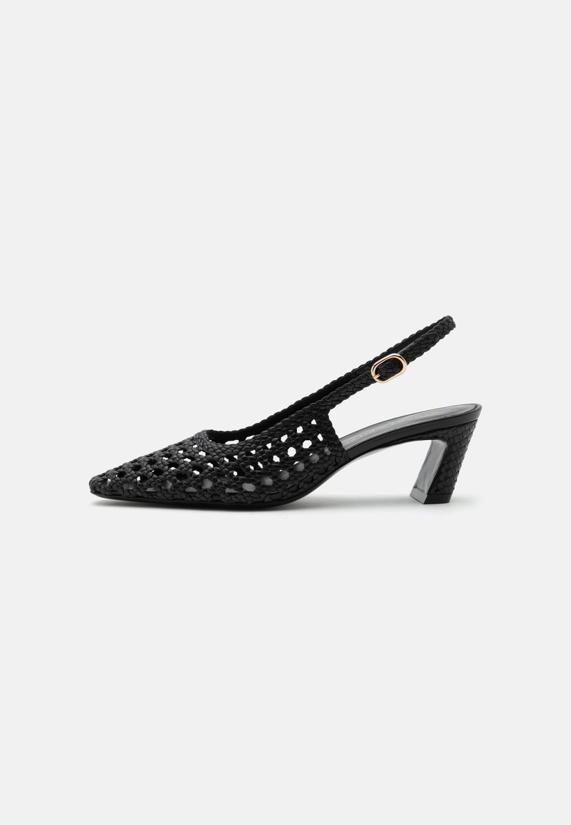Chaussure slingback noire tissée avec talon bas carré et boucle dorée sur la bride latérale, présentée de profil sur fond uni.