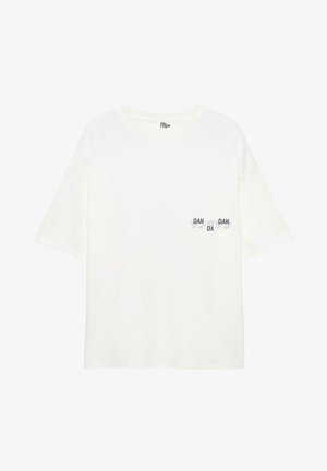 T-shirt bianca in cotone con taglio morbido e maniche corte. Presenta un motivo grafico stampato sul lato sinistro in tonalità di grigio.