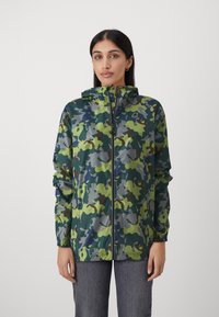 Giacca impermeabile mimetica in tonalità di verde e grigio, realizzata in materiale leggero; presenta una chiusura con zip, cappuccio integrato e polsini elasticizzati.