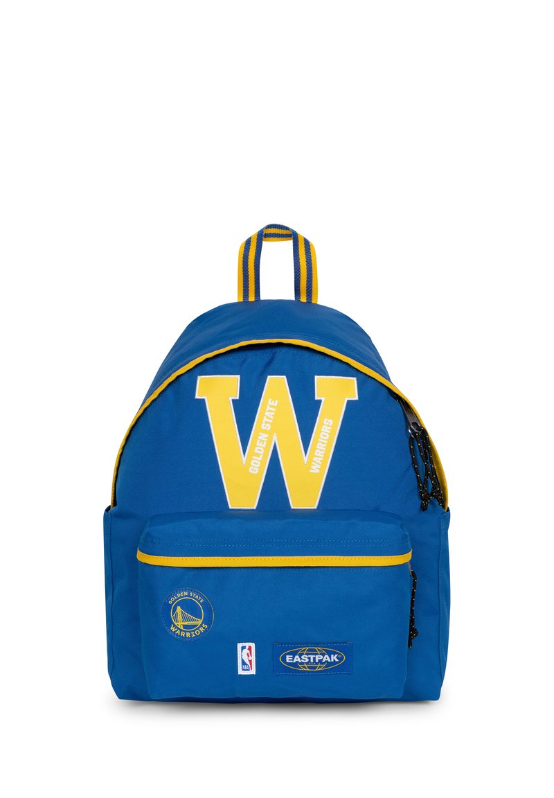 Zaino blu in tessuto con logo W giallo, scritta "Golden State Warriors", tasca frontale con zip e dettagli gialli sulle cinghie.