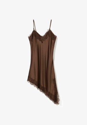 Barna szatén hálóing csipke díszítéssel a nyakkivágásnál és az alján, állítható pántokkal és aszimmetrikus kialakítással.