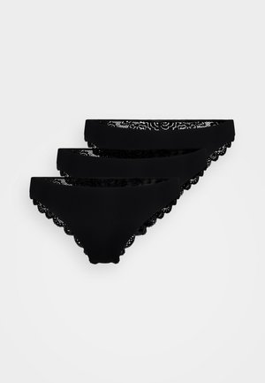 Set črnih hlačk z čipkastim robom, ki se ponaša z gladkim materialom in valovitim robom ter zapleteno čipkasto detajl na hrbtni strani vsakega kosa.